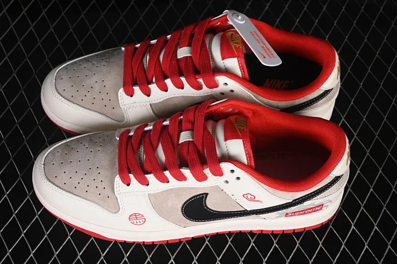 All categories Nk SB Dunk Series Nk SB Dunk Low High-end customized low-top sneakers Nike SB Dunk Low Year of the Horse joint limited edition Gray and black suede High-end customized low-top casual sneakers HG0026-006